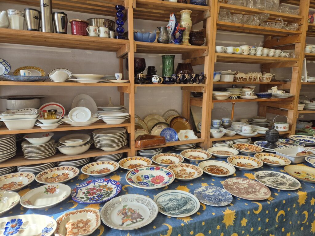 kolekcja eksponatów w muzeum w Kamionkach, szkło i porcelana