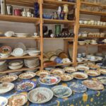 kolekcja eksponatów w muzeum w Kamionkach, szkło i porcelana