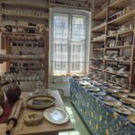 kolekcja eksponatów w muzeum w Kamionkach, szkło i porcelana