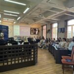 widok na salę sesyjną, uczestnicy szkolenia przy stolikach