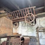 kolekcja eksponatów w muzeum w Kamionkach, wóz zawieszony pod dachem