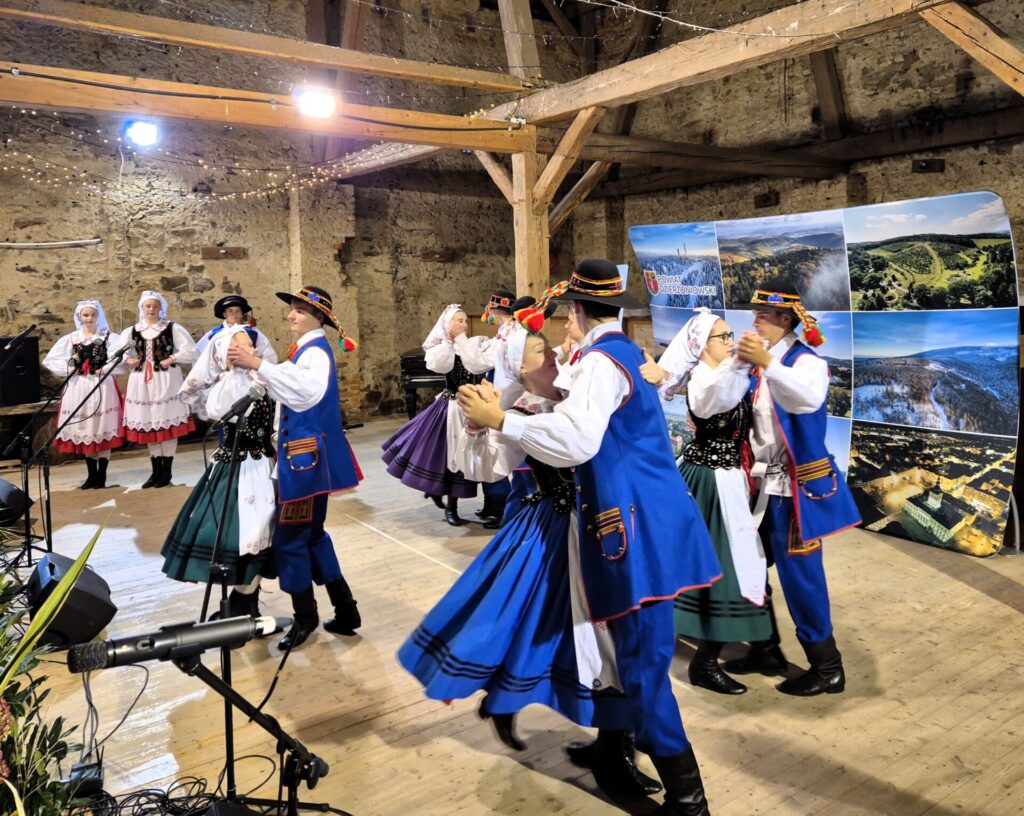 Zespół Poloneziaki podczas tańca