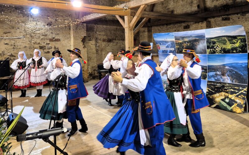 Zespół Poloneziaki podczas tańca