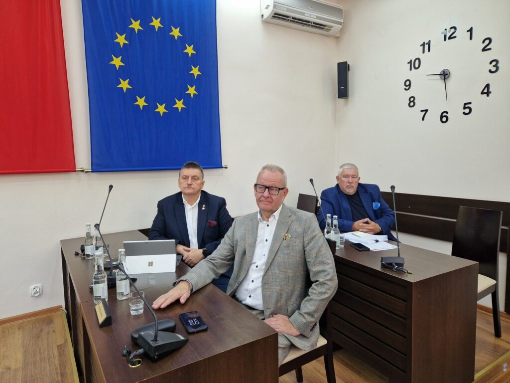 Starosta siedzi przy stole, za nim przewodniczący Rady Powiatu