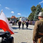 przedstawiciele Zarządu Powiatu idą w stronę pomnika złożyć kwiaty