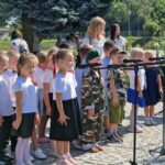 występy artystyczne przedszkolaków, dzieci z mikrofonami