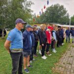 wszyscy uczestnicy regat stoją na trawie