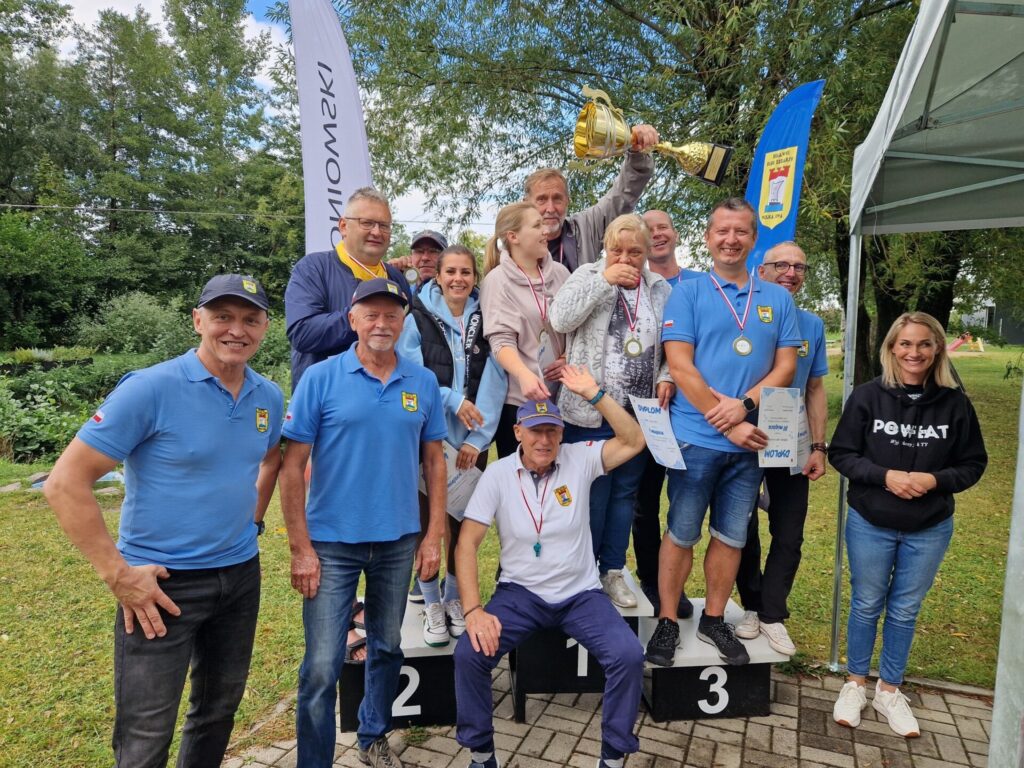 Laureaci na podium i członkowie BKŻ