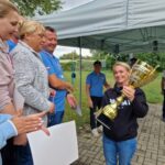 sekretarz niesie puchar dla zwycięzców