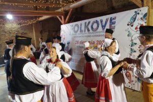 ludzie tańczą w strojach ludowych