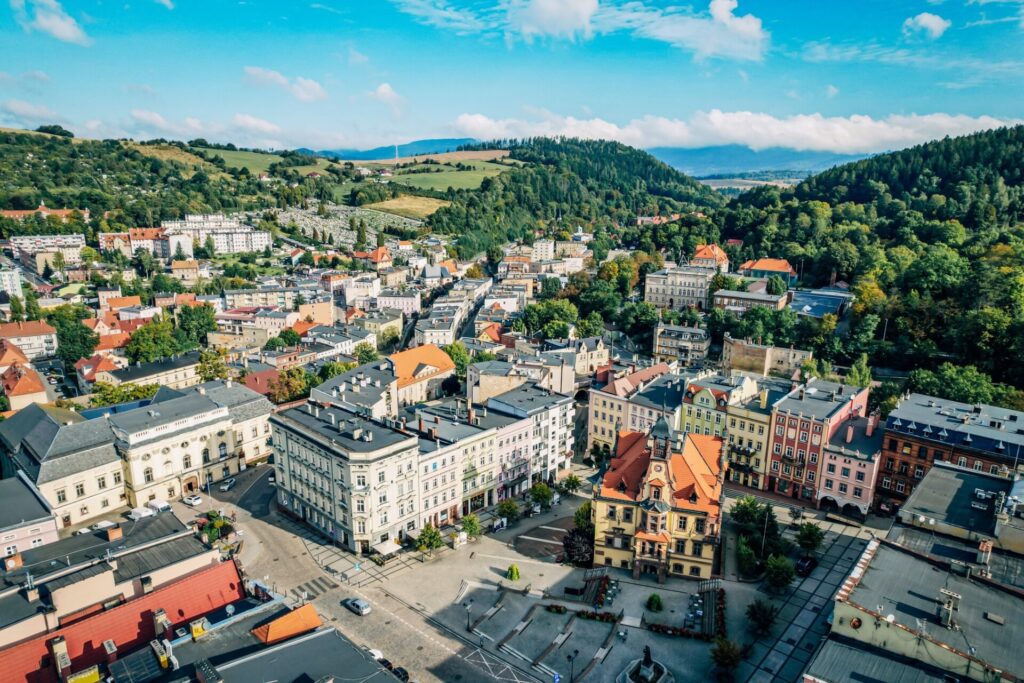 Nowa Ruda z lotu ptaka, widok na rynek i budynki wokół