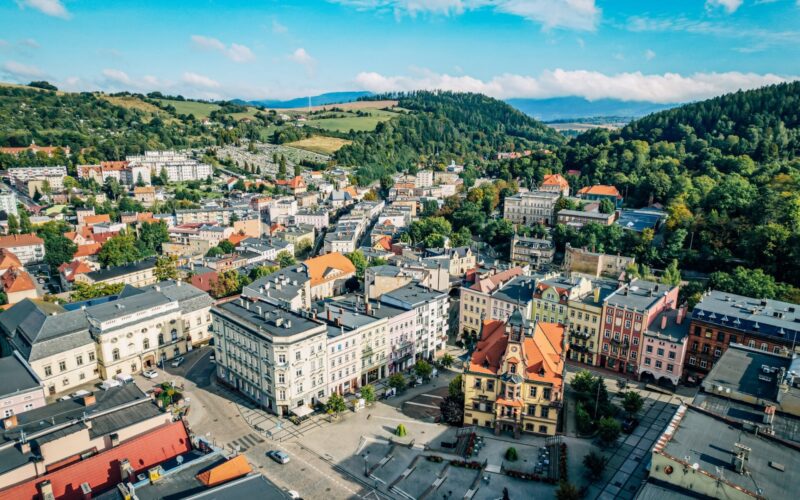 Nowa Ruda z lotu ptaka, widok na rynek i budynki wokół