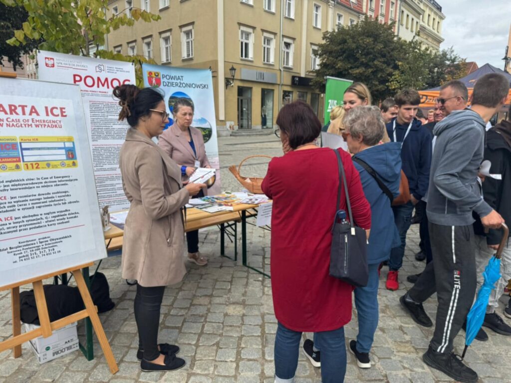 ludzie stoją przed stoiskiem nieodpłatnej pomocy prawnej