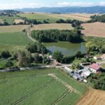 widok na remontowaną drogę i miejscowość Owiesno z góry