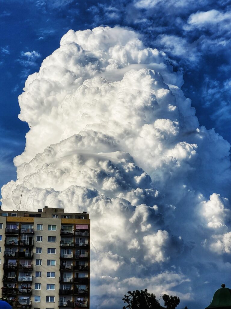 chmura nad blokiem