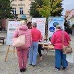 kobiety stoją przy stoisku nieodpłatnej pomocy prawnej