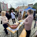 stoisko nieodpłatnej pomocy prawnej, przy nim stoi burmistrz Dzierżoniowa