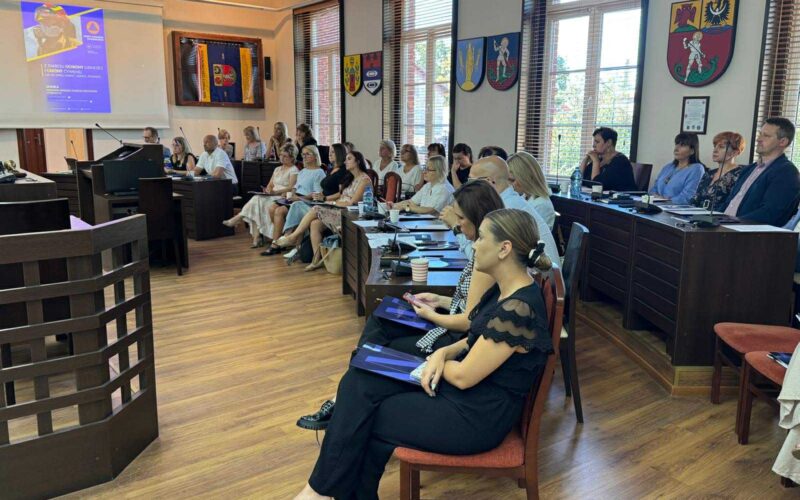 ludzie siedzą na sali sesyjnej na szkoleniu