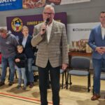 starosta przemawia, w tle pozostali przedstawiciele samorządów