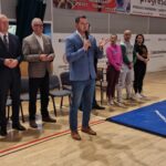 Wójt Gminy Dzierżoniów Marcin Pięt przemawia, w tle starosta i pozostali samorządowcy