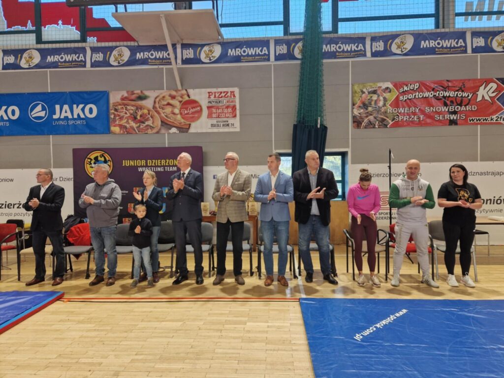 przedstawiciele samorządów stoją przy matach