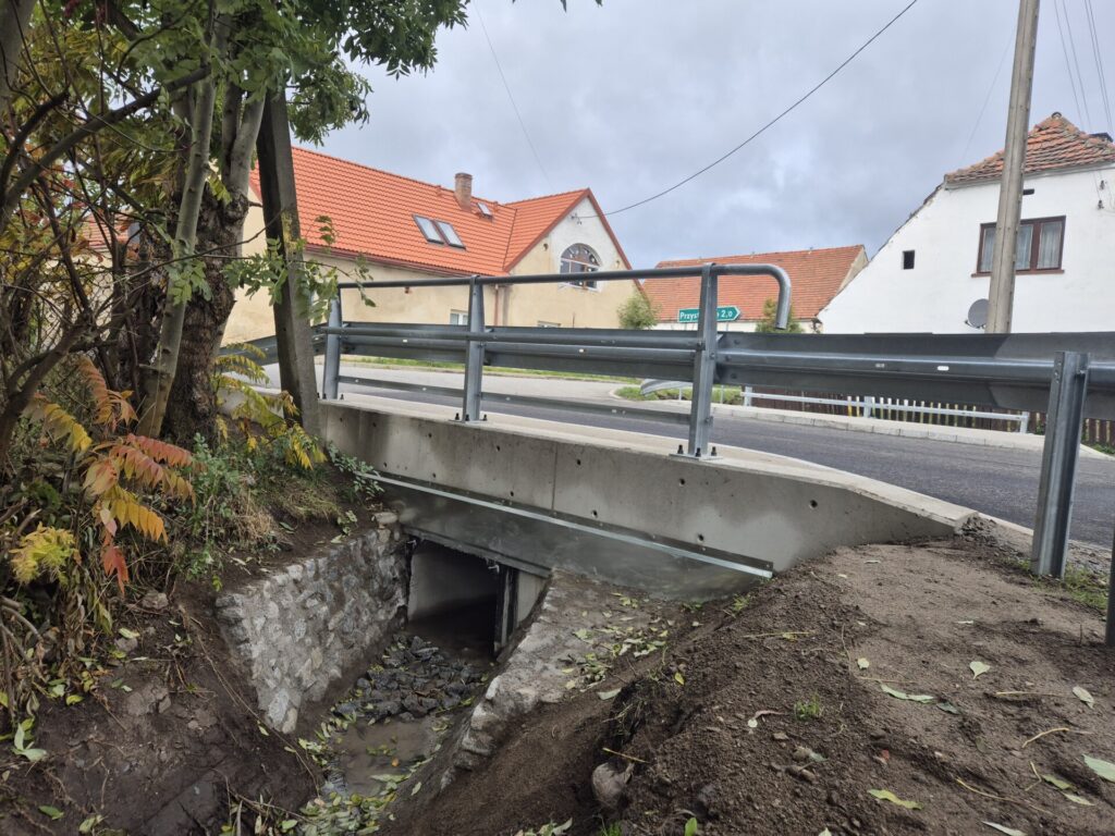 widok na przepust z boku, powyżej bariery energochłonne