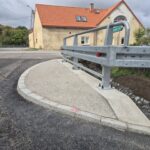 widok kawałka chodnika i barierki energochłonnej