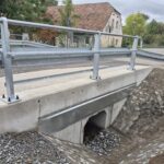 widok na przepust od boku, powyżej barierka energochłonna