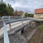 widok na przepust od boku, powyżej barierka energochłonna