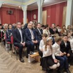 ludzie na krzesłach