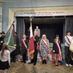 poczet sztandarowy przed sceną