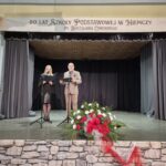 prowadzący na scenie