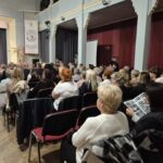 ludzie na krzesłach, widok od tyłu