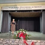 dyrektor na scenie przemawia