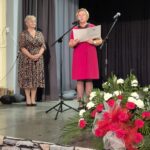 dwie kobiety na scenie, dyrektor i kurator oświaty