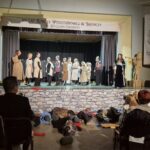 występy artystyczne, dzieci w przebraniach historycznych na scenie