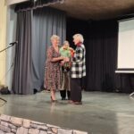 wręczenie podziękowań emerytowanej nauczycielce