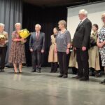 wręczenie podziękowań emerytowanym nauczycielom i dyrektorom