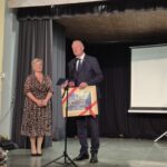 poseł wręcza obraz dyrektor szkoły