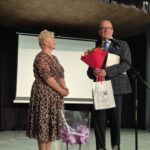 starosta wręcza kwiaty