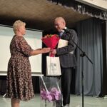 starosta wręcza kwiaty dyrektor