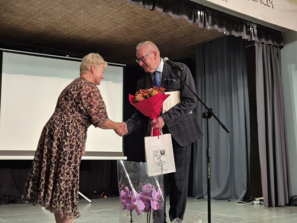 starosta wręcza kwiaty dyrektor