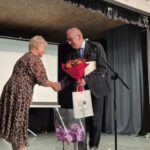 starosta wręcza kwiaty dyrektor