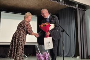 starosta wręcza kwiaty dyrektor