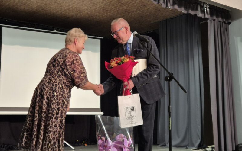 starosta wręcza kwiaty dyrektor