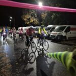 uczestnicy na rowerach dojeżdżają do mety