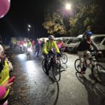 uczestnicy na rowerach dojeżdżają do mety