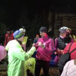 wicestarosta wręcza medal