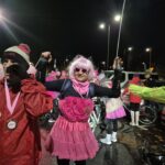 kobieta w różowych włosach i stroju