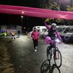 kobieta na rowerze oraz za nią wicestarosta przekraczają metę